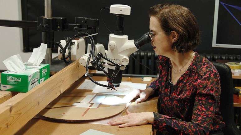 Jilleen Nadolny analisou a pintura falsa de Lissitzky sob um microscópio