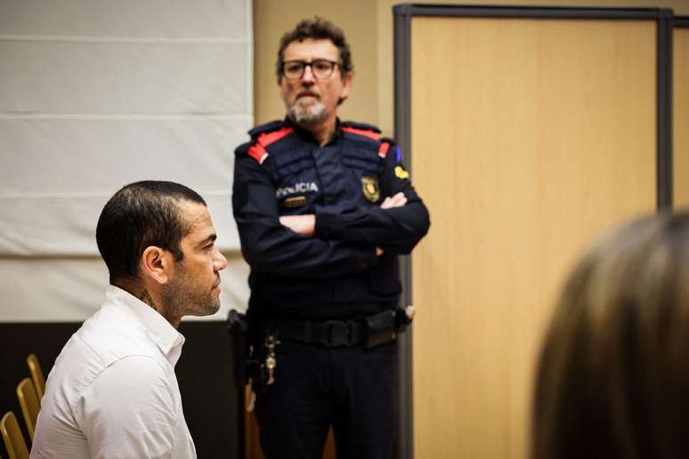 Daniel Alves é condenado a 4 anos e meio de prisão na Espanha - 