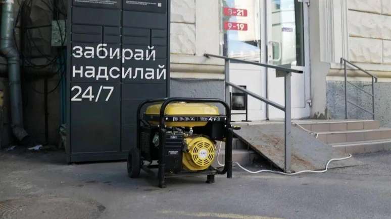 Um gerador de energia em uma rua de Kharkiv