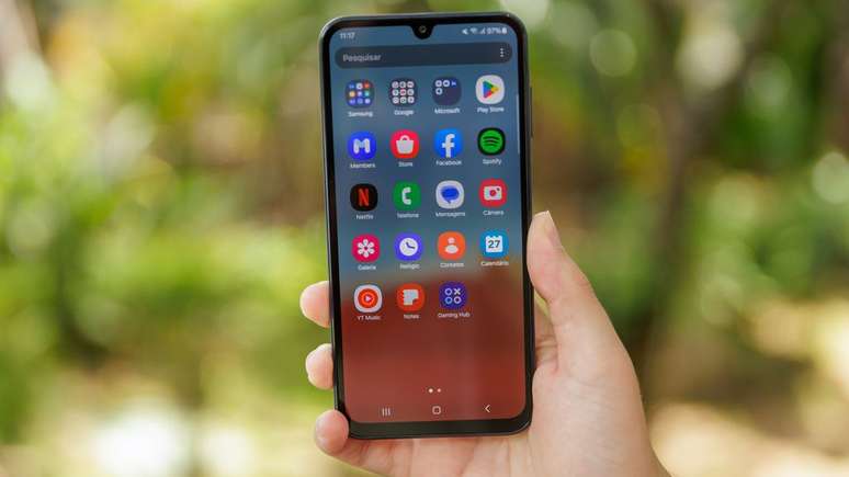 Os dois aparelhos têm tela AMOLED de ótima qualidade (Imagem: Ivo Meneghel Jr./Canaltech)