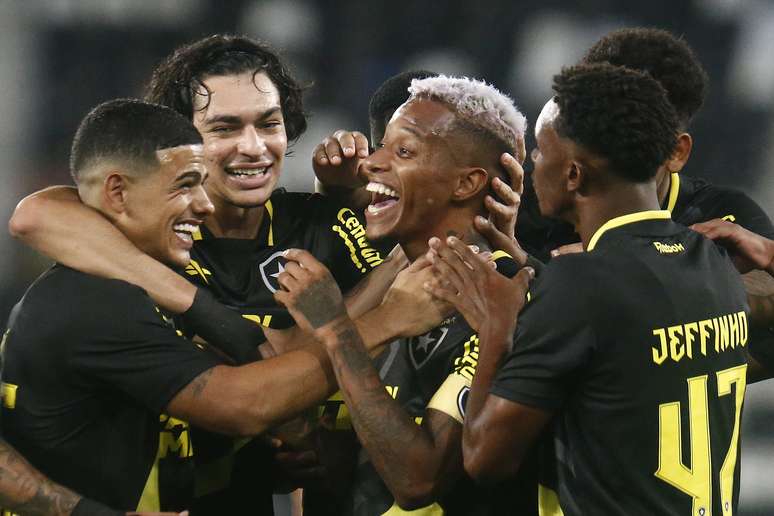 Jogadores do Botafogo comemorando o gol de Tchê-Tchê. 