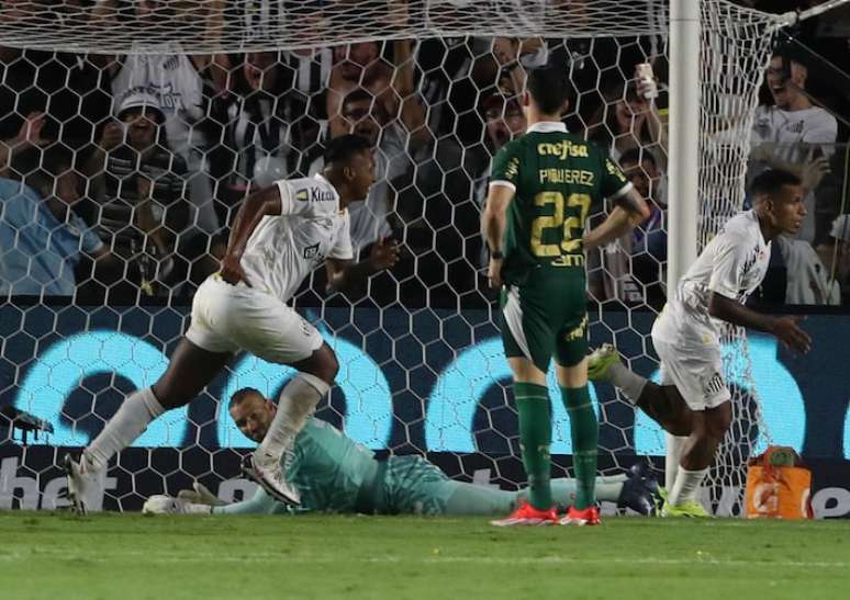 Otero comemora gol que deixa o Santos em vantagem na final do Paulistão