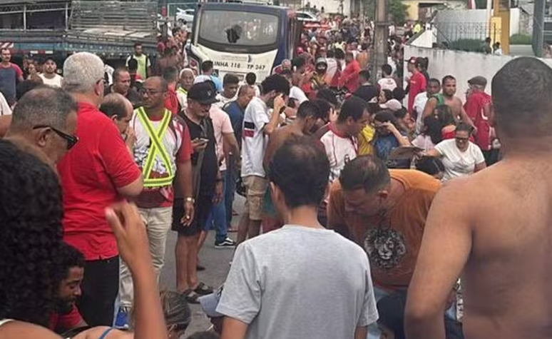 Micro-ônibus desgovernado atropela fiéis durante procissão no Grande Recife