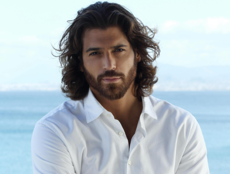 Can Yaman, ator turco que protagonizou a novela "Senhor Errado", disponível na Globoplay