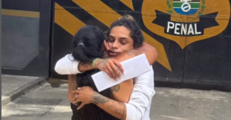 Influenciadora presa por porte ilegal de arma no Rio é libertada 