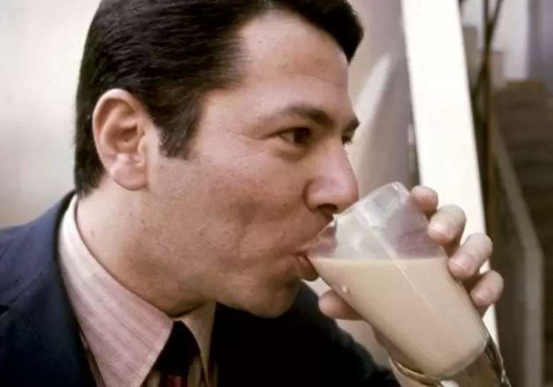 Foto antiga revela um dos hábitos de Silvio Santos nas gravações: copão de leite com um pouco de café