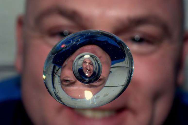 Astronauta e bolha d'água flutuando na microgravidade da ISS(Imagem: Reprodução/NASA)