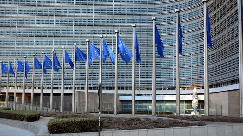 Microsoft é investiga na UE por vender Office com Teams (Imagem: Carl Campbell/Unsplash)