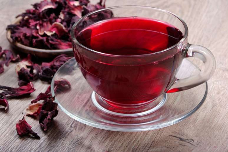 O chá de hibisco ajuda a reduzir os níveis de colesterol ruim 