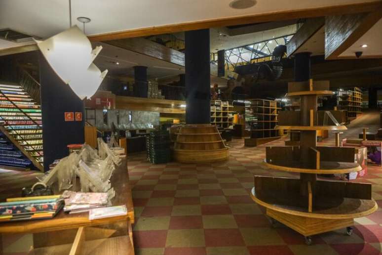 As prateleiras j&aacute; vazias da Livraria Cultura