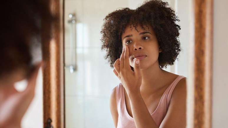 Ingredientes cosméticos que conseguem penetrar nas camadas da pele podem oferecer mais benefícios, mas os possíveis riscos também são maiores