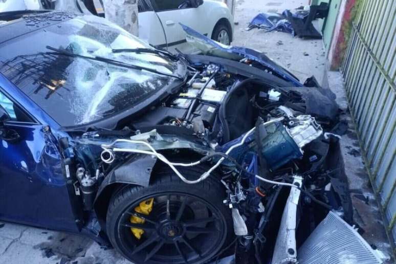 Acidente na Salim Farah Maluf em que um Porsche atingiu e destruiu um Sandero. O motorista do Porsche fugiu; o do Sandero, morreu