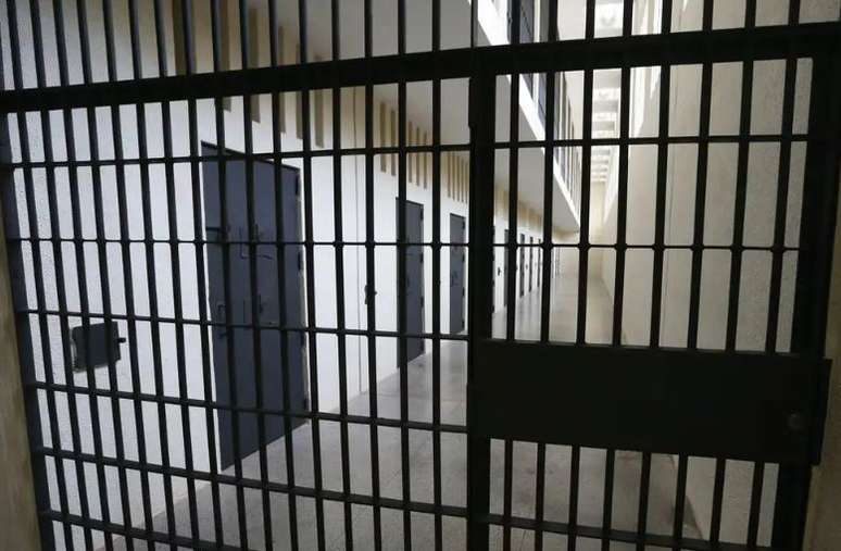 A woman is caught trying to slip drugs into her breasts in Rio Grande do Sul prison