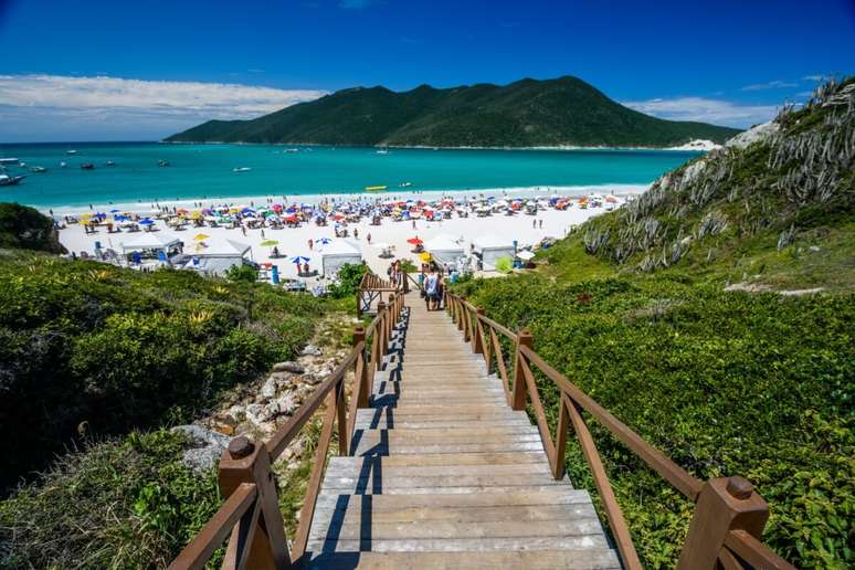 O Pontal do Atalaia é conhecido pela escadaria que dá acesso às praias com uma vista deslumbrante 