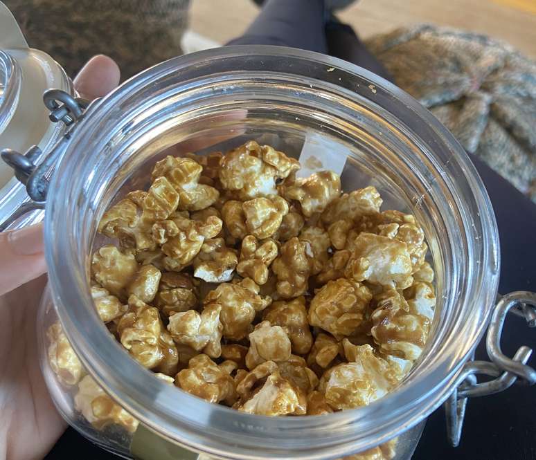 ... de prefer&ecirc;ncia, comendo uma pipoquinha doce