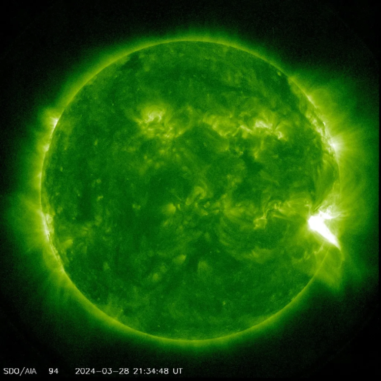 O observatório Solar Dynamics, da NASA, registrou a explosão no lado direito do Sol (Imagem: Reprodução/NASA/SDO)
