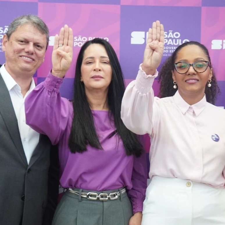 O governador Tarcísio, a primeira-dama Cristiane Freitas, e a secretária Sonaira Fernandes durante cerimônia no Palácio dos Bandeirantes