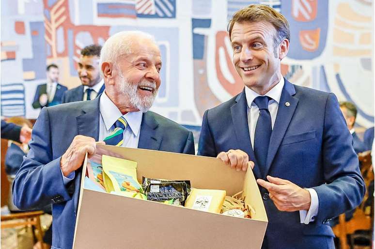 Lula presenteia Emmanuel Macron com queijos premiados brasileiros e espumante