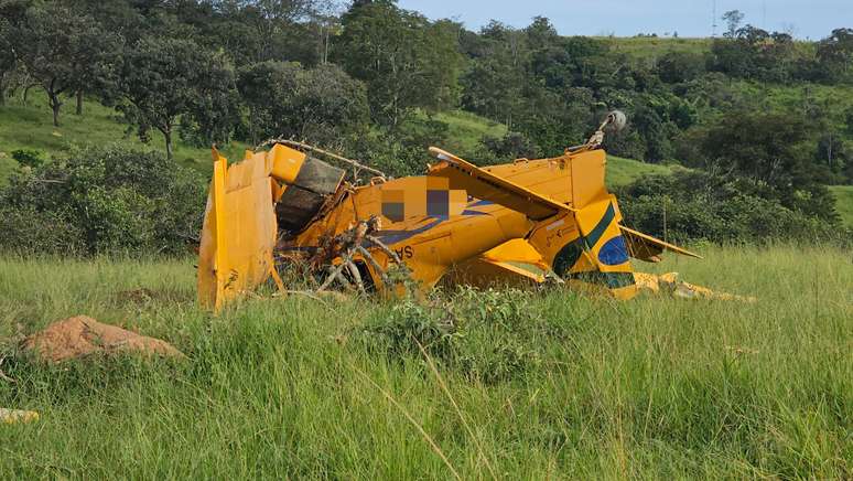 Avião faz pouso forçado às margens de rodovia em Goiás