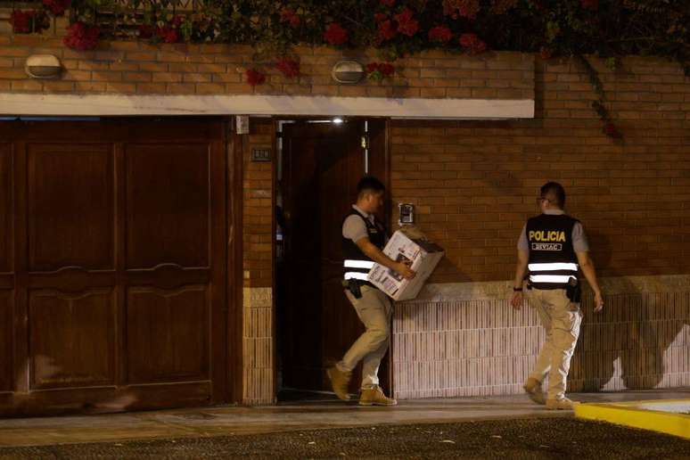 Um grupo de promotores e policiais entraram na casa de Boluarte, mas não encontraram os relógios no fim de março