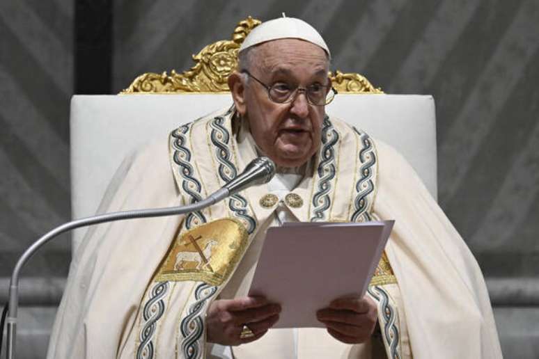 Papa volta a criticar 'tendências homossexuais' em seminários