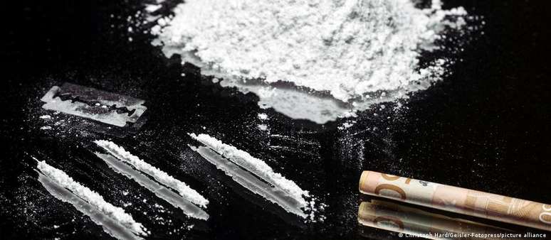 A maioria das pessoas "cheira" a cocaína em pó. Como alternativa, alguns também fumam em um cachimbo, como crack, uma droga feita também da cocaína