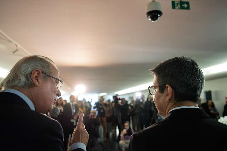 Zé Dirceu e Randolfe Rodrigues durante inauguração da Exposição de fotos de Orlando Brito, na Galeria do Senado.