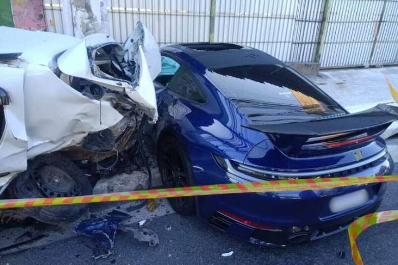 Acidente na Avenida Salim Farah Maluf em que um Porsche atingiu e destruiu um Sandero. O motorista do Porsche fugiu; o do Sandero, morreu.