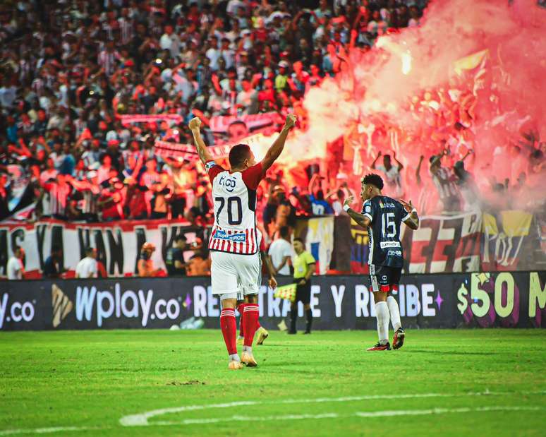 Carlos Bacca comemorando gol do Junior Barranquilla. 