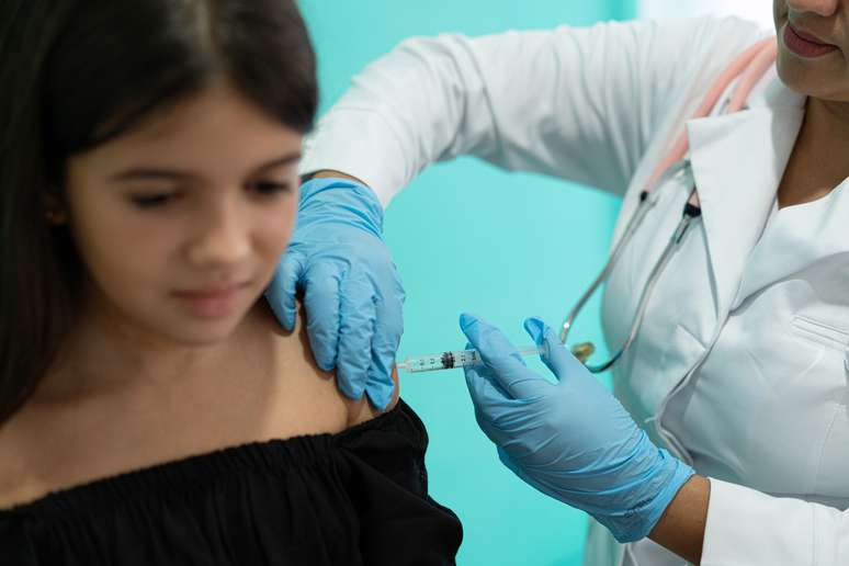 Público alvo da vacinação contra o HPV são meninas e meninos de 9 a 14 anos