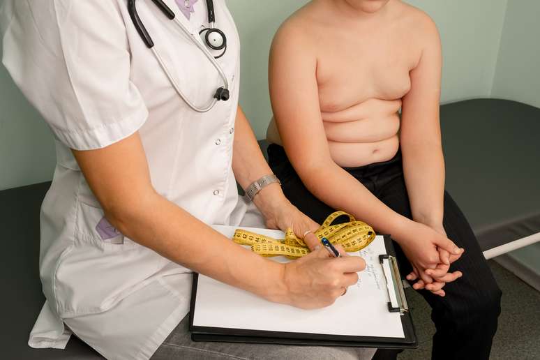 Problema de obesidade infantil. Garoto gordo em uma consulta médica