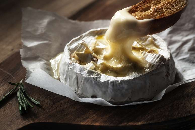 Camembert assado com torrada e alecrim