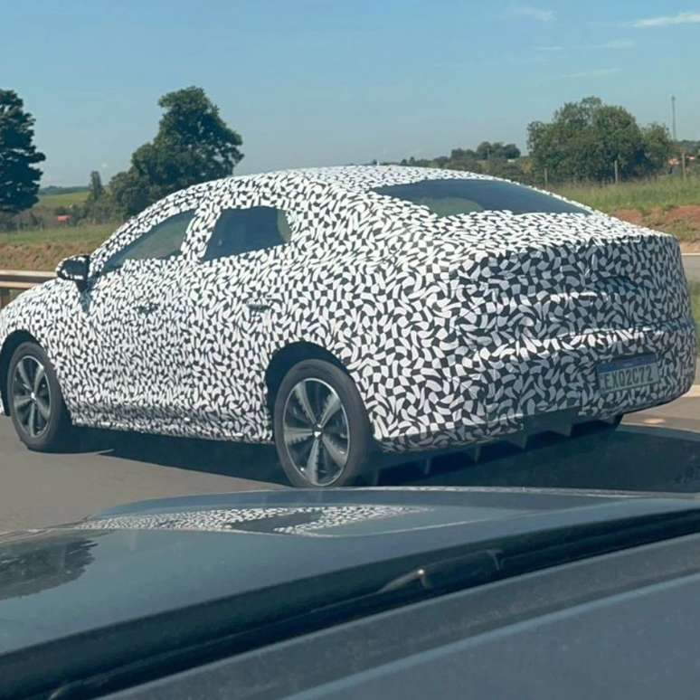 BYD King flagrado em testes no Brasil