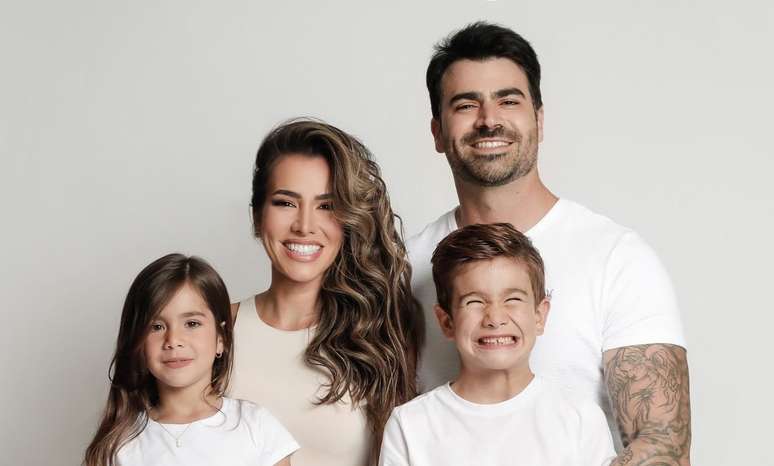 Adriana e Rodrigão com os filhos