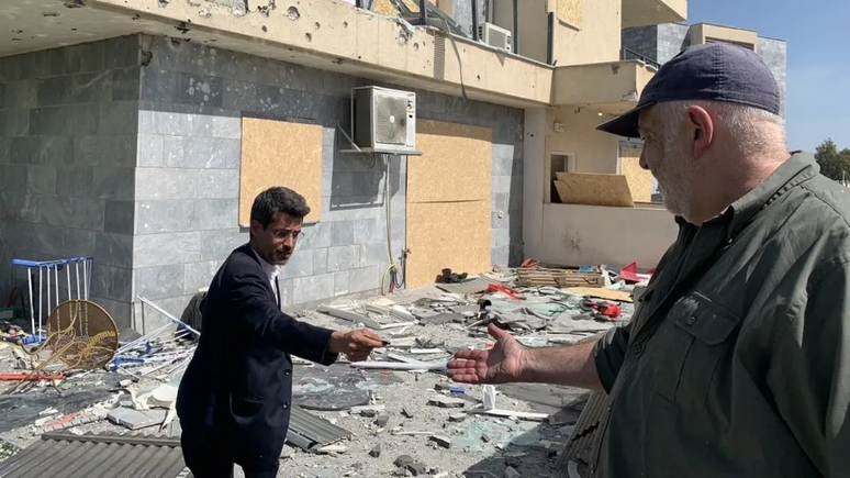 O prefeito de Kyriat Shmona, Avichai Stern, mostra fragmentos de estilha&ccedil;os de um ataque do Hezbollah em pr&eacute;dios residenciais na cidade