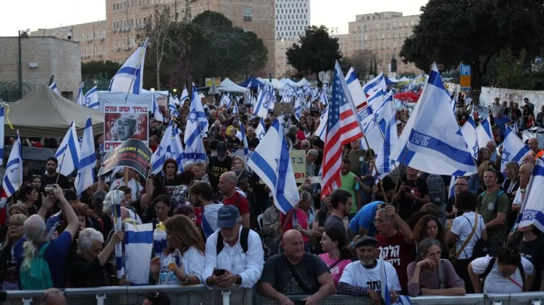 Manifestantes querem que Netanyahu renuncie
