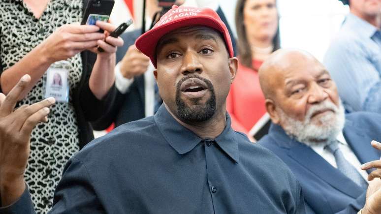 Kanye West é alvo de processo após ameaçar "enjaular" alunos