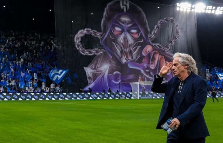 Torcida do Al-Hilal, time comandado por Jorge Jesus, faz mosaico em 3D do jogo Mortal Kombat.