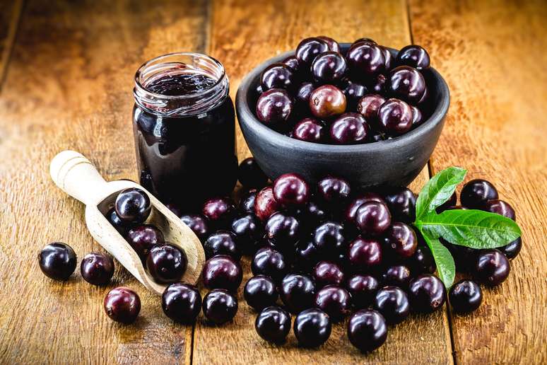 A fruta pode ser consumida crua ou usada para fazer geleias, compotas, sucos, vinhos e farinha
