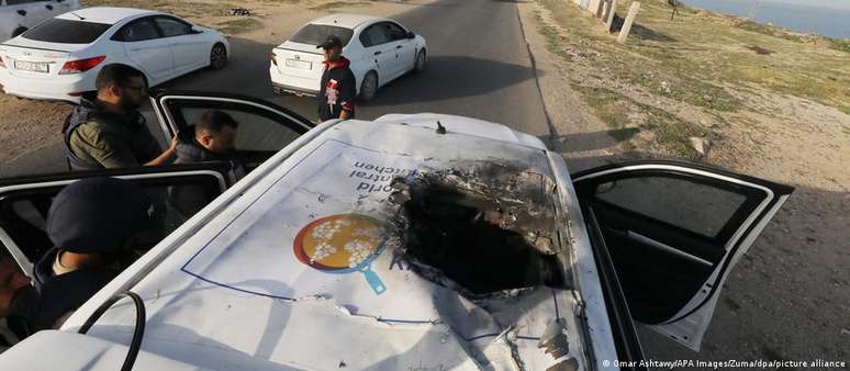 Carro do WCK bombardeado por forças israelenses. Para entidades de ajuda humanitária, episódio reforça o quão inseguro é atuar em Gaza