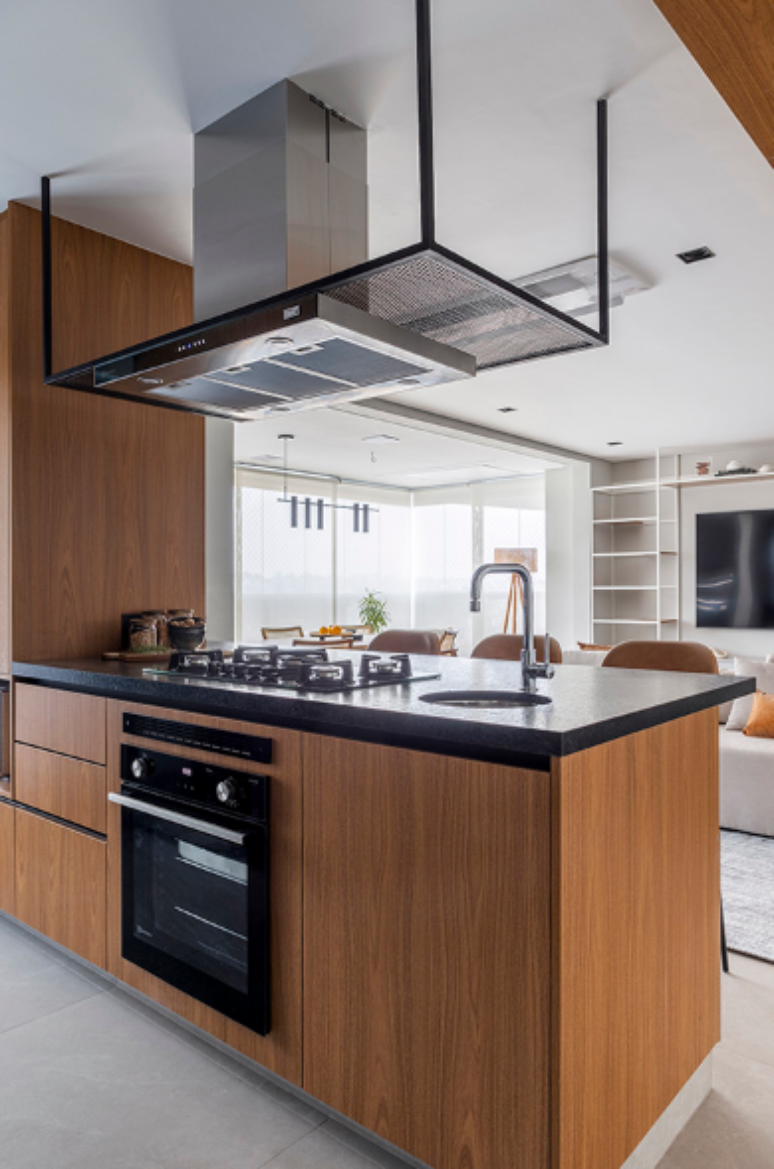 8. Decoração com bancada em tons amadeirados + cozinha com pia e cooktop – Foto: Fernanda Marchette Arquitetura