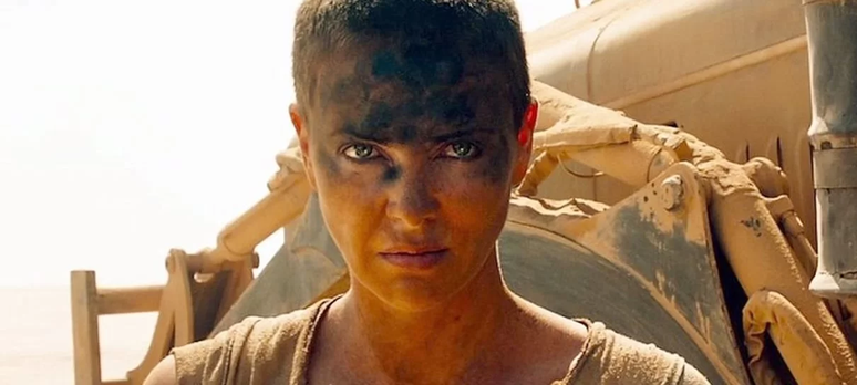 Charlize Theron como Furiosa, em Mad Max: Estrada da Fúria (2015).