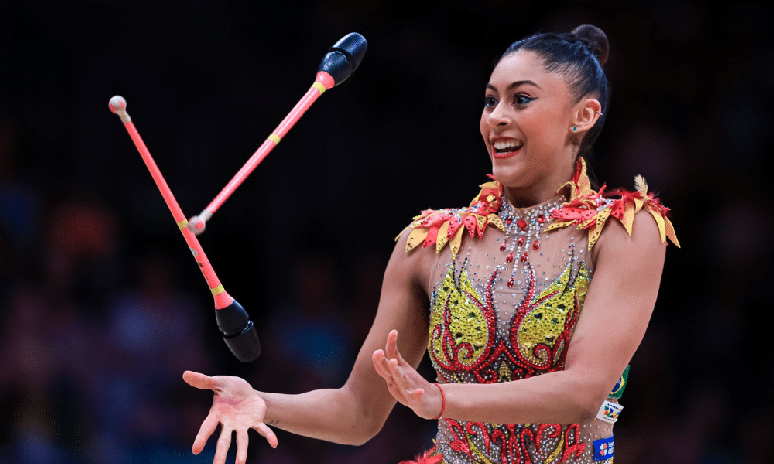 Babi Domingos em apresenta&ccedil;&atilde;o nas ma&ccedil;as no Mundial de gin&aacute;stica r&iacute;tmica