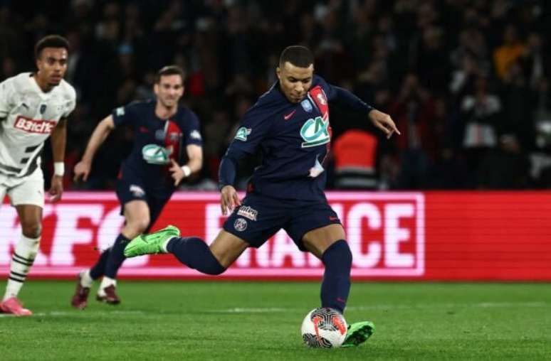 ANNE-CHRISTINE POUJOULAT/AFP via Getty Images - Legenda: Mbappé foi o grande astro na classificação do PSG contra o Rennes