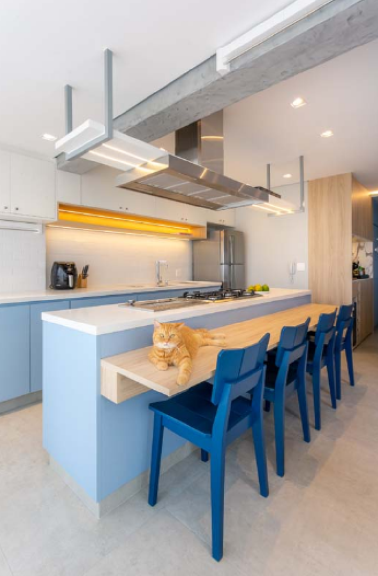 9. Ilha com cooktop + bancada + cadeiras azul royal – Projeto: Rafaella Grasnoff – Loft 7 Arquitetura | Foto: Dam Mol