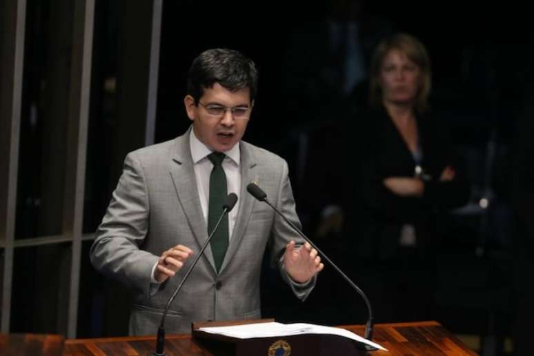 Randolfe Rodrigues é o líder do governo no Congresso