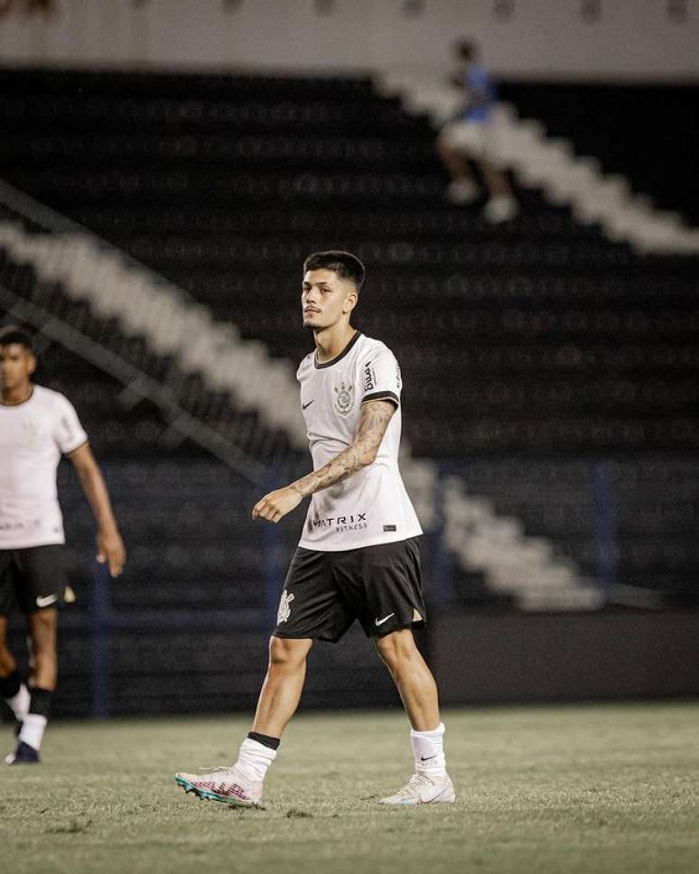 Miguel, lateral do Corinthians, projeta Majestoso pela Copa do Brasil sub-17. 