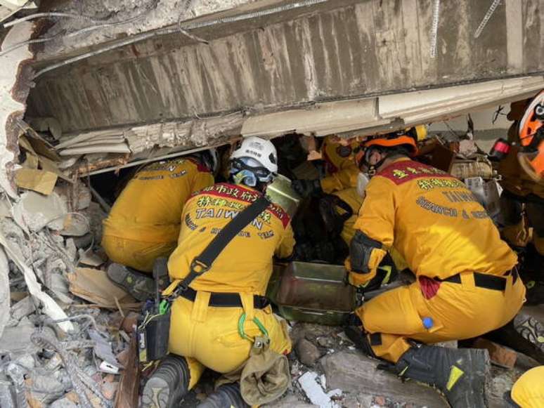 Socorristas buscam vítimas de terremoto em Taiwan