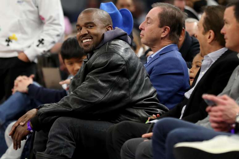 Kanye West assistindo jogo do Golden State Warriors na Califórnia