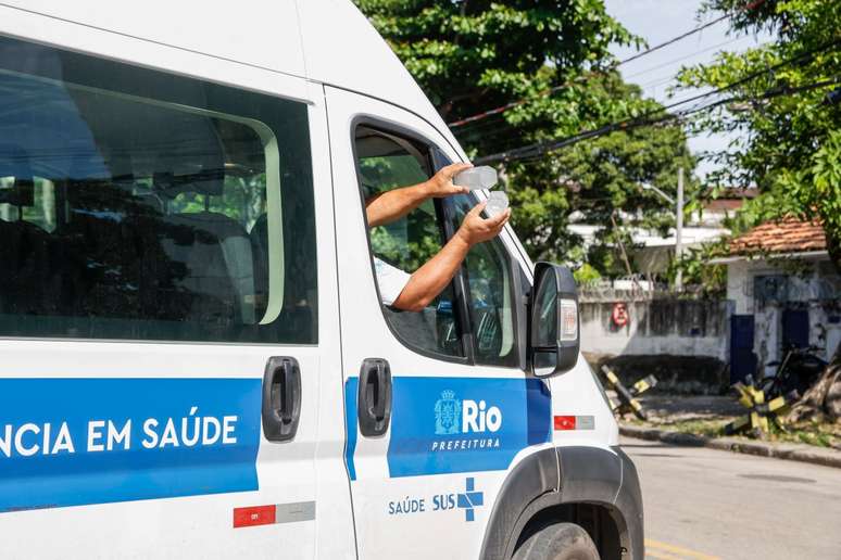 Em veículos, agentes da prefeitura soltam hoje, no centro do Rio de Janeiro, mosquitos que combatem dengue, zika e chikungunya